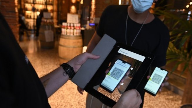 Стойчо Кацаров: Обсъждаме навсякъде да се влиза само със "зелен сертификат"