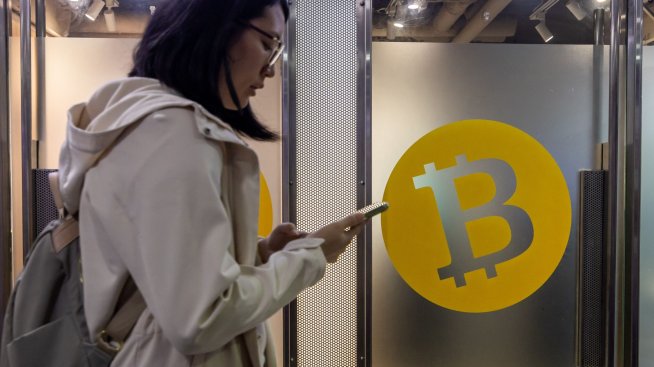 Цената на биткойна остава стабилна на фона на очакванията за ETF