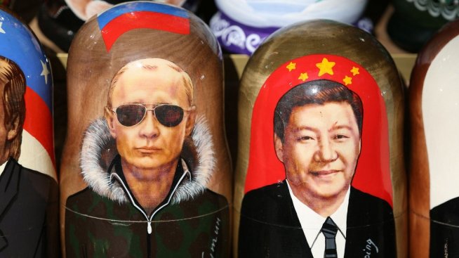 Двойната игра на Си Дзинпин със Запада и Русия