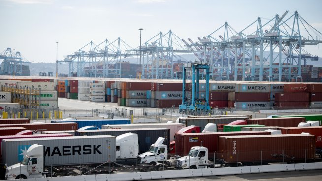 Търговският дефицит на САЩ се свива през август поради по-слабия внос