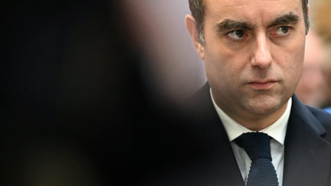 Преназначеният Льокорню обяви ново правителство с надеждата да успокои политическата криза