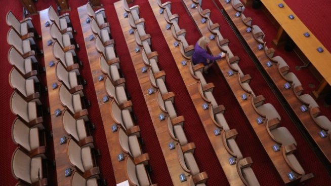 Парламентът работи извънредно днес