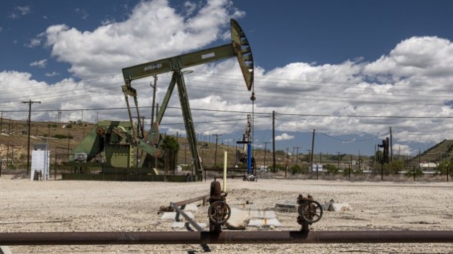 Цената на петрола се връща към пониженията в началото на новата седмица*