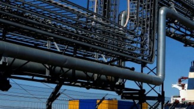 Спад в американските запаси приближи цените на петрола до тримесечен връх*