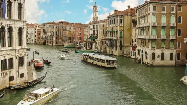 Всички обичат лятото? Не и в гневните туристически горещи точки в Европа 