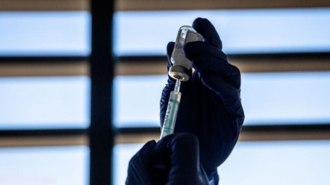 Европейската агенция по лекарствата препоръчва четвърта доза иРНК COVID ваксина при хора над 80 г.