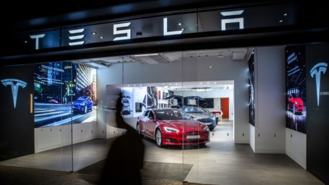 Tesla за кратко надмина Facebook по пазарна оценка