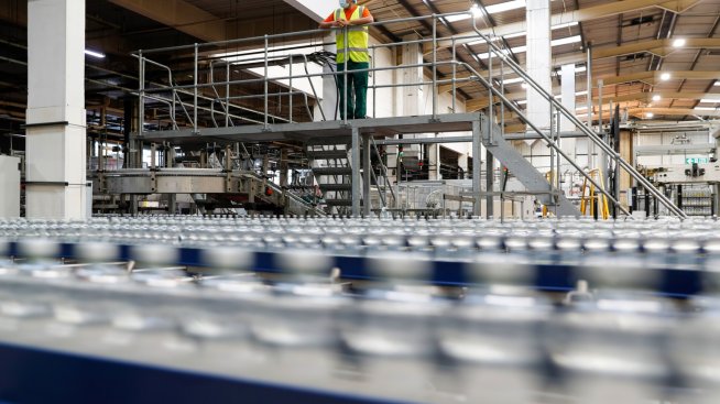 Фабриките във Великобритания намаляват цените си, подпомагайки АЦБ в битката с инфлацията