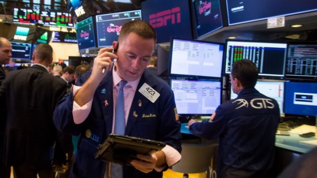 Оптимизмът около новия пакет от стимули изстреля Dow с над 300 пункта нагоре