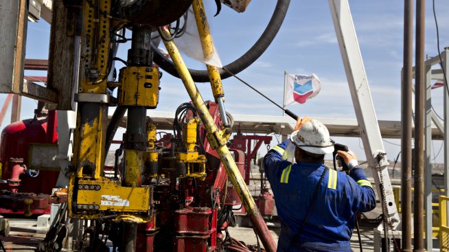 Гигантите Chevron и Exxon постигат огромни печалби от високите цени на петрола