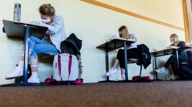 От утре присъствено обучение за ученици от 5. до 12. клас в малките населени места