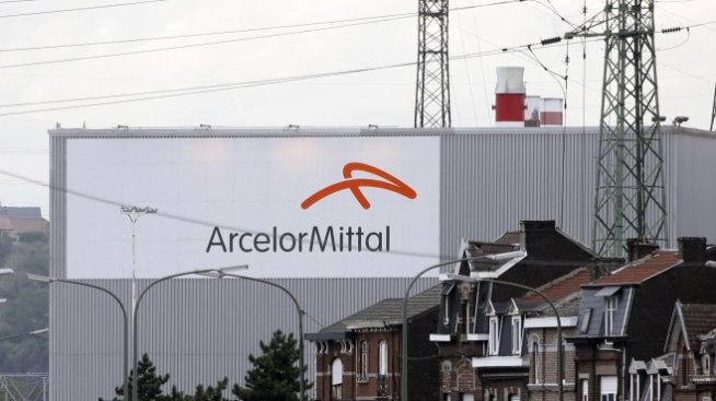Буксуващата автоиндустрия спира и ArcelorMittal 