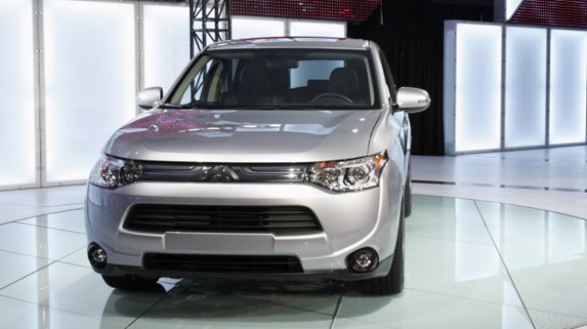  Mitsubishi пуска първия в света хибриден джип с презареждане от елконтакт 