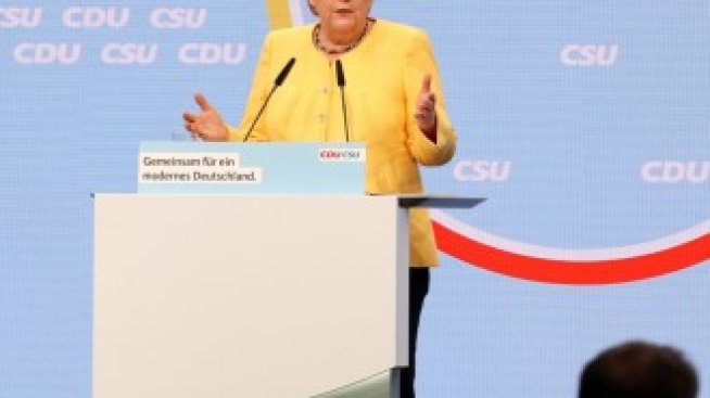 Социалдемократите изпреварват блока на Меркел по-малко от месец преди изборите