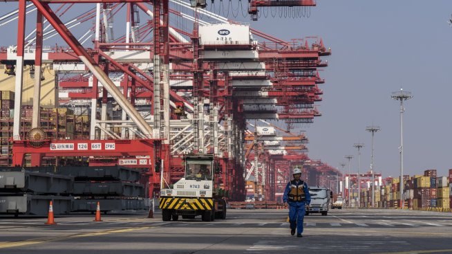 Китай излиза от търговския хаос с рекорден износ и излишък