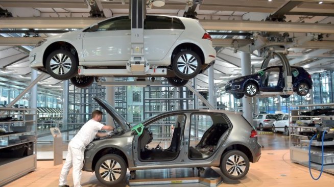 България удвоява субсидиите за VW, за да спечели завода 