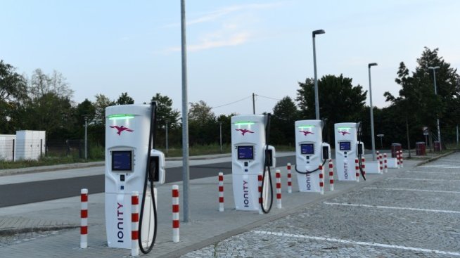 Китай ускорява развитието на своята зарядна инфраструктура за електромобили