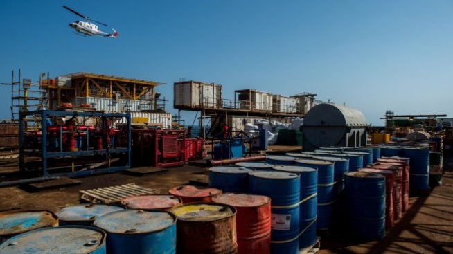 Петролният пазар претегля спада на запасите и решението на Фед*