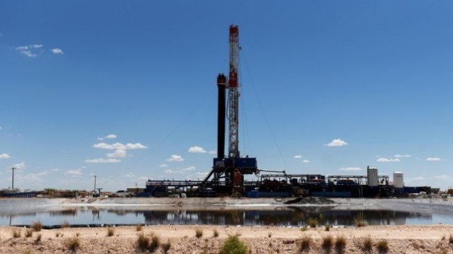 Притискат ОПЕК да смекчи ограниченията в добива до 7,7 млн. барела на ден