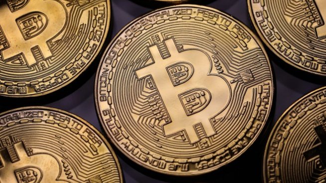 Биткойнът подлага на изпитание прага от 8000 долара
