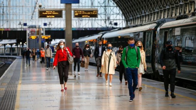 Графика на деня: Натискът на пандемията върху заетостта при жените продължава