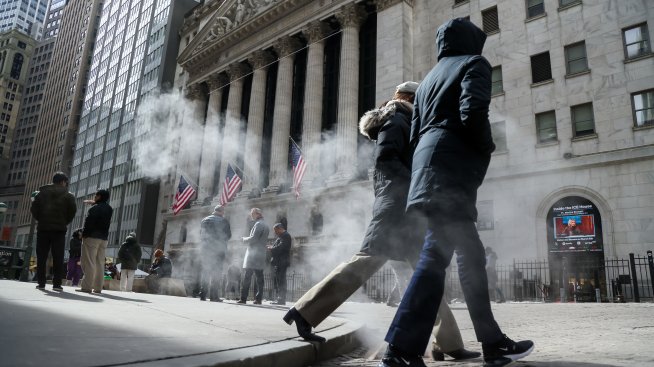 S&P 500 отстъпва от рекордното ниво, Nasdaq Composite спада с 1%*