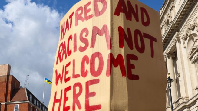 Белият дом шумно мобилизира крайната десница по света