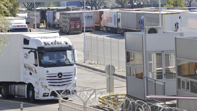 Правителството обсъжда вариант да поеме контрола над буферните паркинги по границите