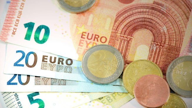 Инфлацията падна под средната за ЕС. Защо еврото се отлага?