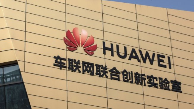 Американските санкции доведоха до спад на приходите на Huawei