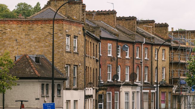 Британските жилища неочаквано поевтиняват въпреки понижението на лихвите