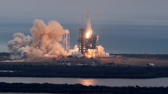 SpaceX възлага големи надежди на подобрената ракета Falcon 9