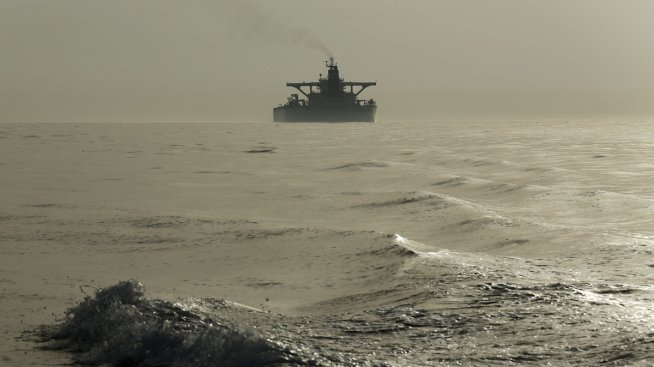 Износът на руски петрол от пристанищата се свива в началото на април