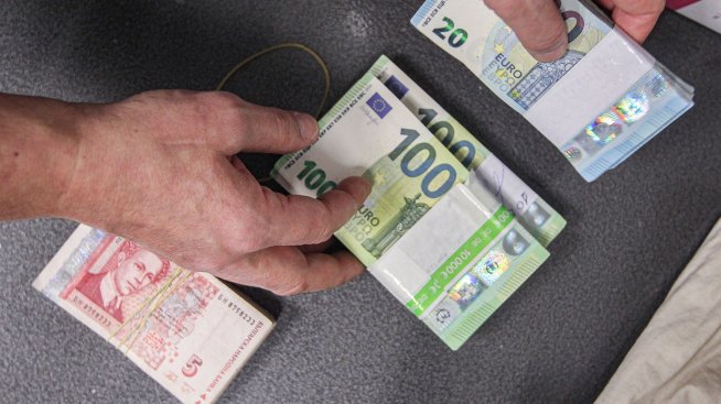 Банките за еврото: Имаме готовност за смяната, но това си остава логистичен героизъм