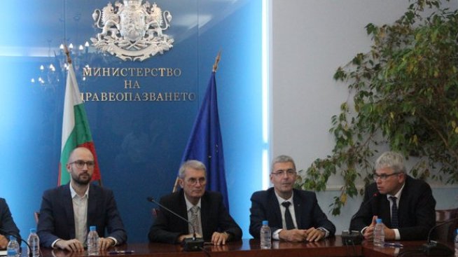 Засега няма да се санкционират болници, които не достигнат началните заплати от НРД