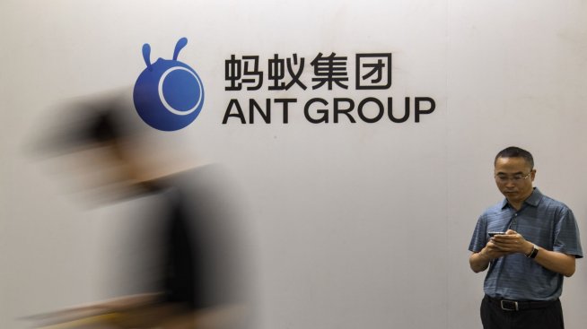 Китай глоби с близо 1 млрд. долара Ant, като наказа и Tencent