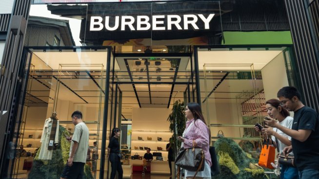 Твърдения за придобиване от Moncler дават тласък на акциите на Burberry