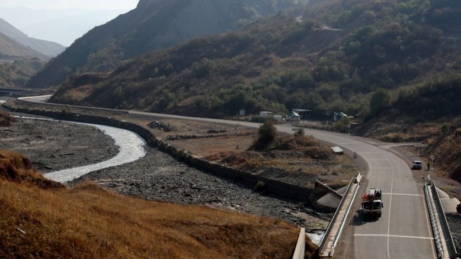 Глобалният инфраструктурен план на Брюксел не конкурира този на Пекин, а разчита на него