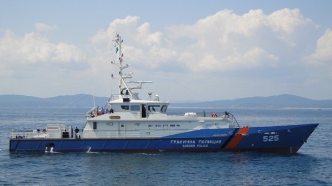 България подкрепя Гърция в миграционната криза с граничен кораб и 32 служители