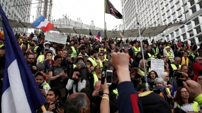 Пожарът в Нотр Дам не успя да спре "жълтите жилетки"