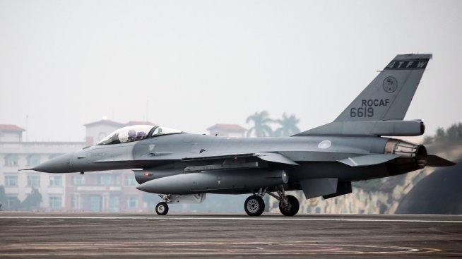 България купува още осем бойни самолета F-16 за над 2,5 млрд. лева