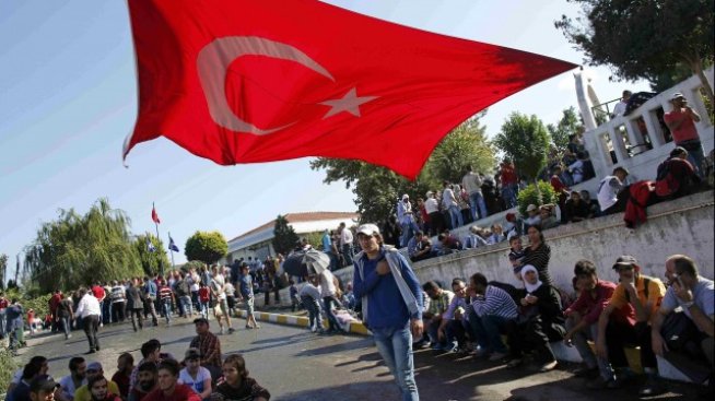 Турските власти се опитват да върнат бежанците, тръгнали към Гърция и България
