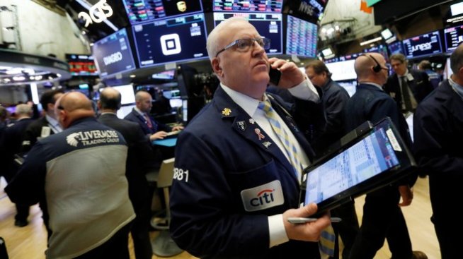 Wall Street стартира на червено заради силния долар и слабото представяне на Apple*
