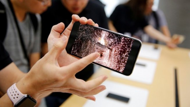Apple има План Б заради спада на продажбите на iPhone, доставчиците ѝ - не