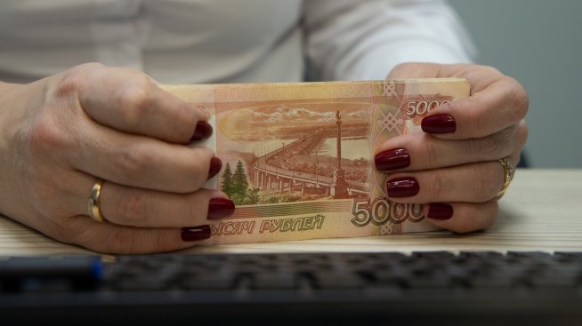 Рублата поевтиня до 100 за долар въпреки ходовете на централната банка