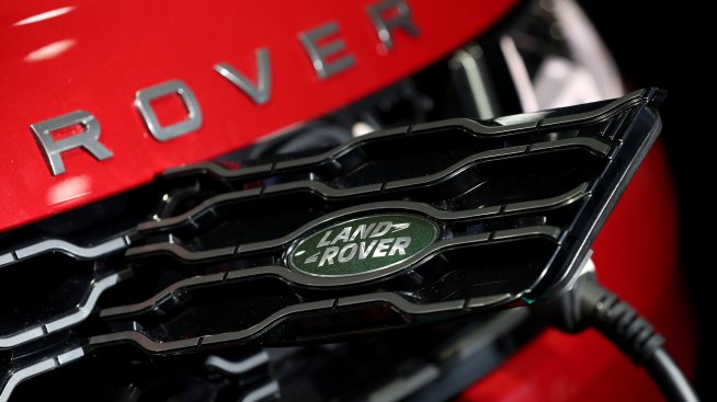 Великобритания разхлабва целта за електромобилите, за да защити бизнеса от митата на САЩ