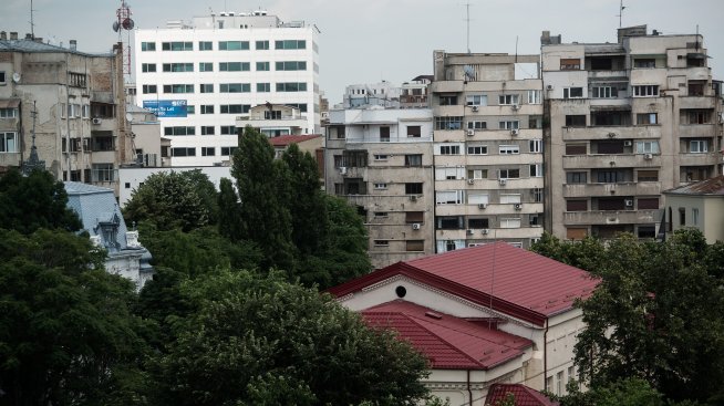 Букурещ гласува на избори, които може да предадат на крайната десница първа столица в ЕС