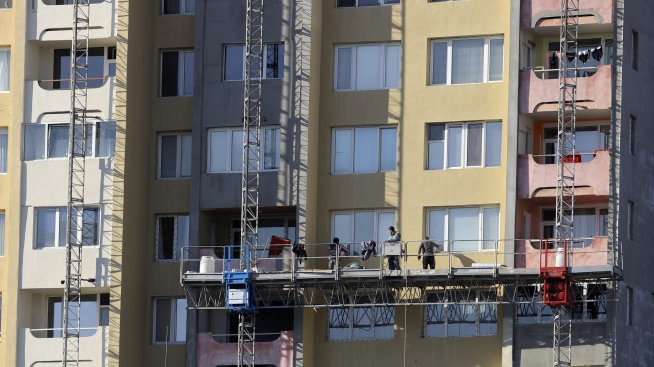 Строителното министерство работи по два варианта за самоучастие в санирането