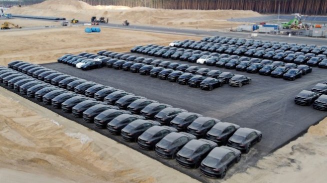 Нов проблем за Tesla в Германия &ndash; коли, предвидени за доставка, останаха без гуми