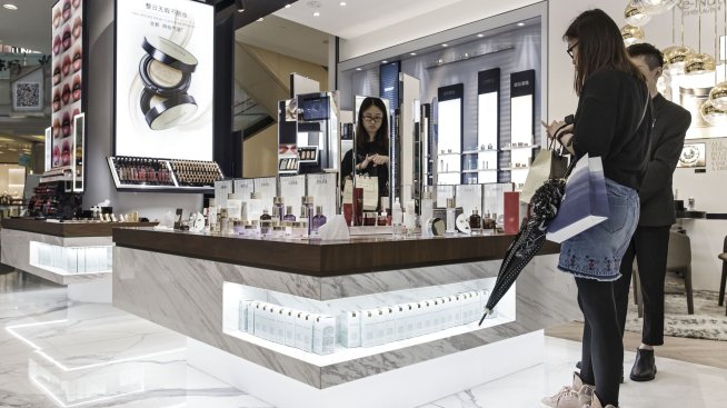Акциите на Est&eacute;e Lauder потънаха, след като оряза прогнозите си